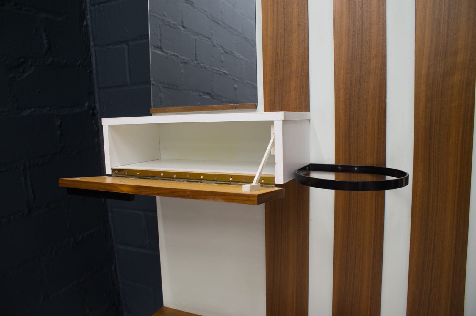 Großes Wandregal aus Walnuss & Metall, 1960er bei Pamono kaufen