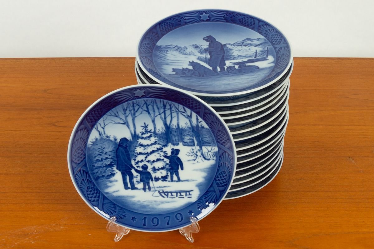 Vintage Danish Christmas Plates from Royal Copenhagen, Set of 16 for