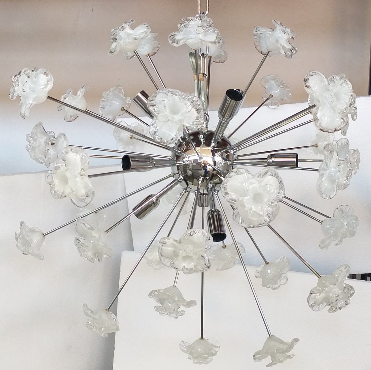 Lampadario sputnik con fiori in vetro di murano bianco e trasparente ... Lampadario bianco murano