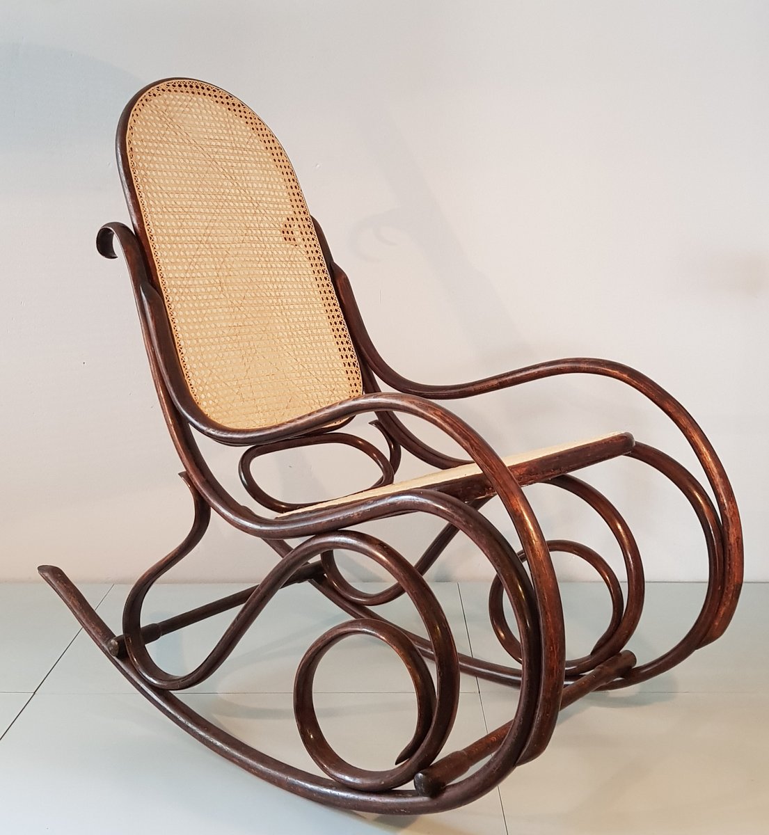 Antique No 14 Rocking Chair From Thonet For Sale At Pamono