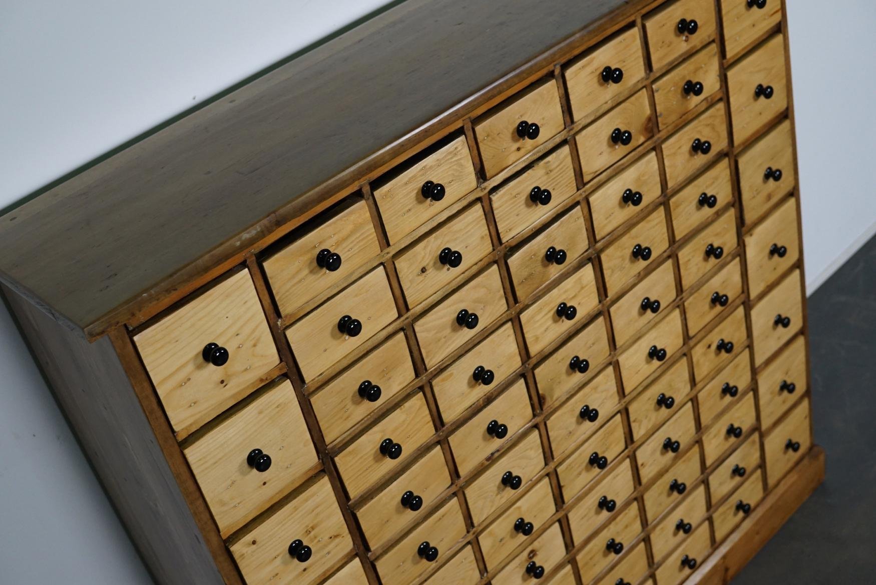 Niederländischer Vintage Apothekerschrank aus Kiefernholz, 1950er bei