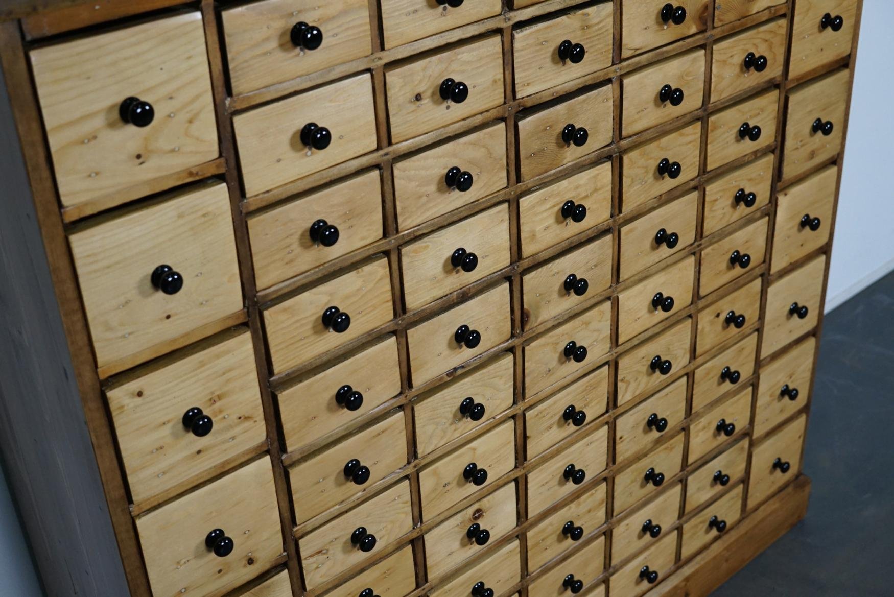Niederländischer Vintage Apothekerschrank aus Kiefernholz, 1950er bei