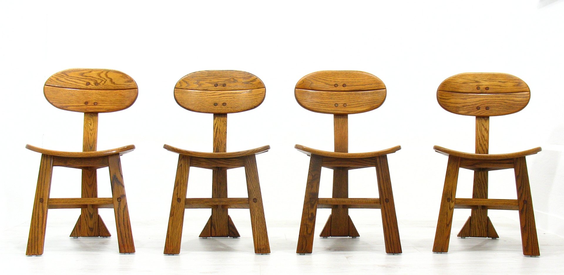 Moderne Franzosische Dreibein Stuhle Tisch Aus Massiver Eiche 1970er 5er Set Bei Pamono Kaufen