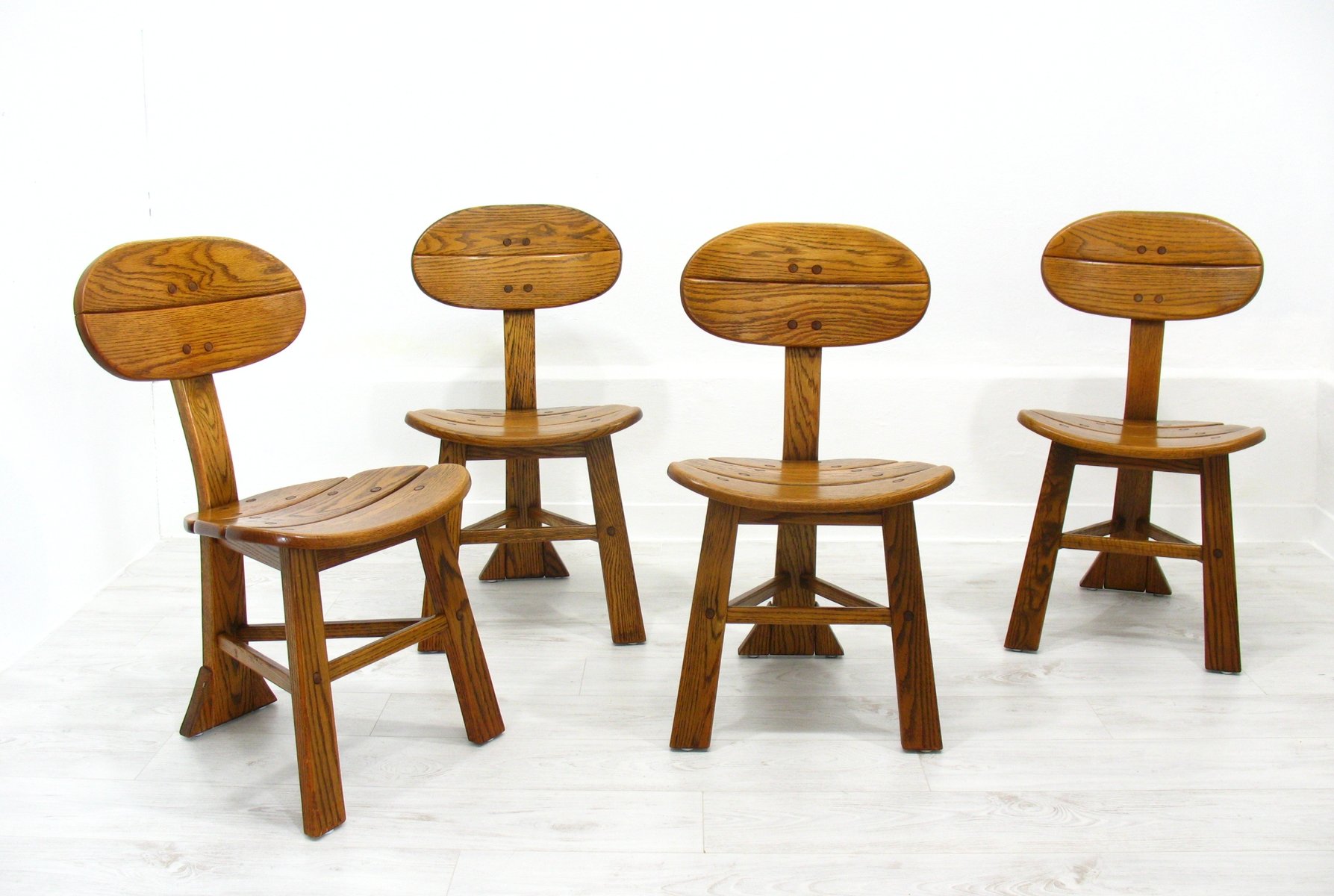 Moderne Franzosische Dreibein Stuhle Tisch Aus Massiver Eiche 1970er 5er Set Bei Pamono Kaufen