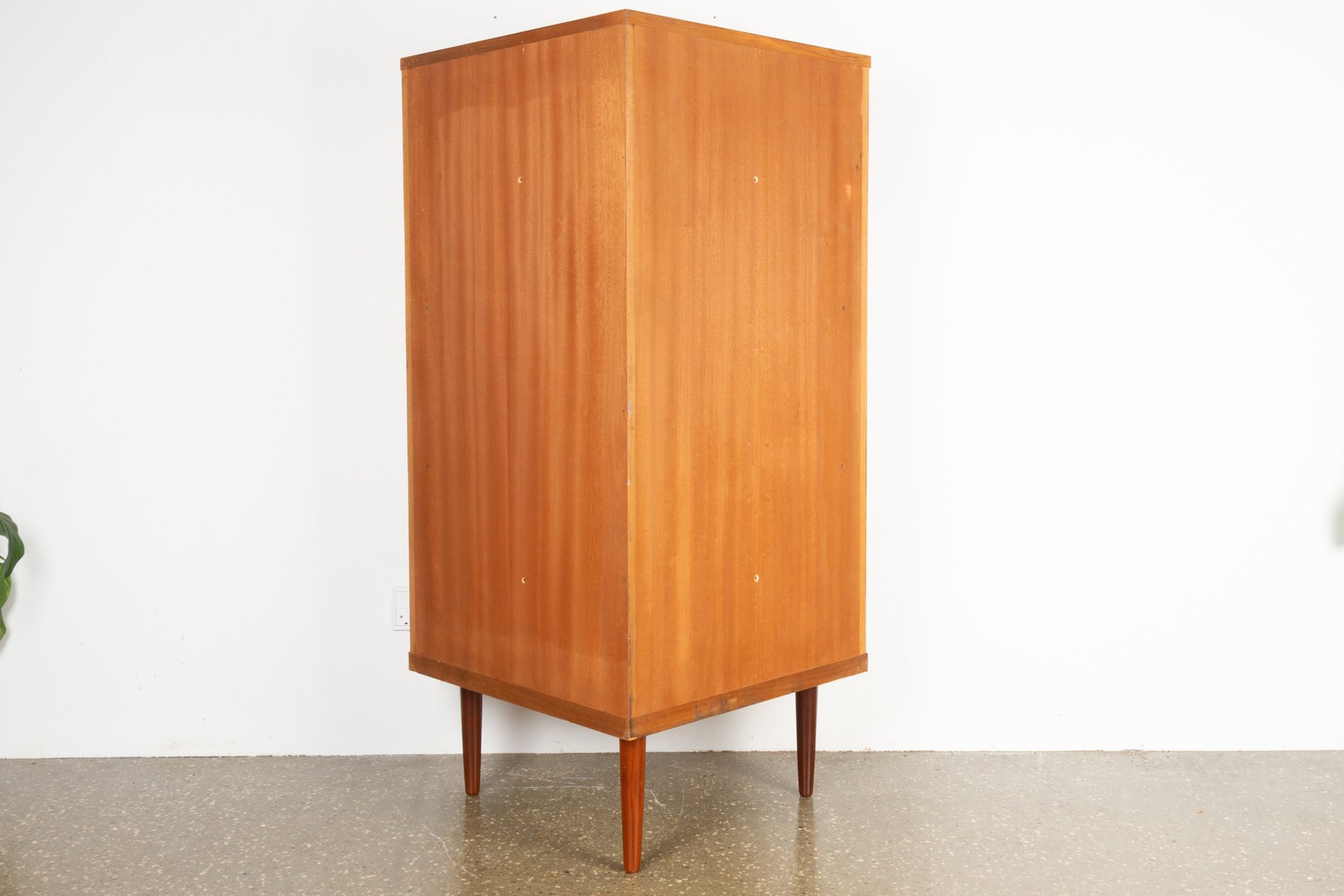 Dänischer Vintage Teak Eckschrank, 1960er bei Pamono kaufen