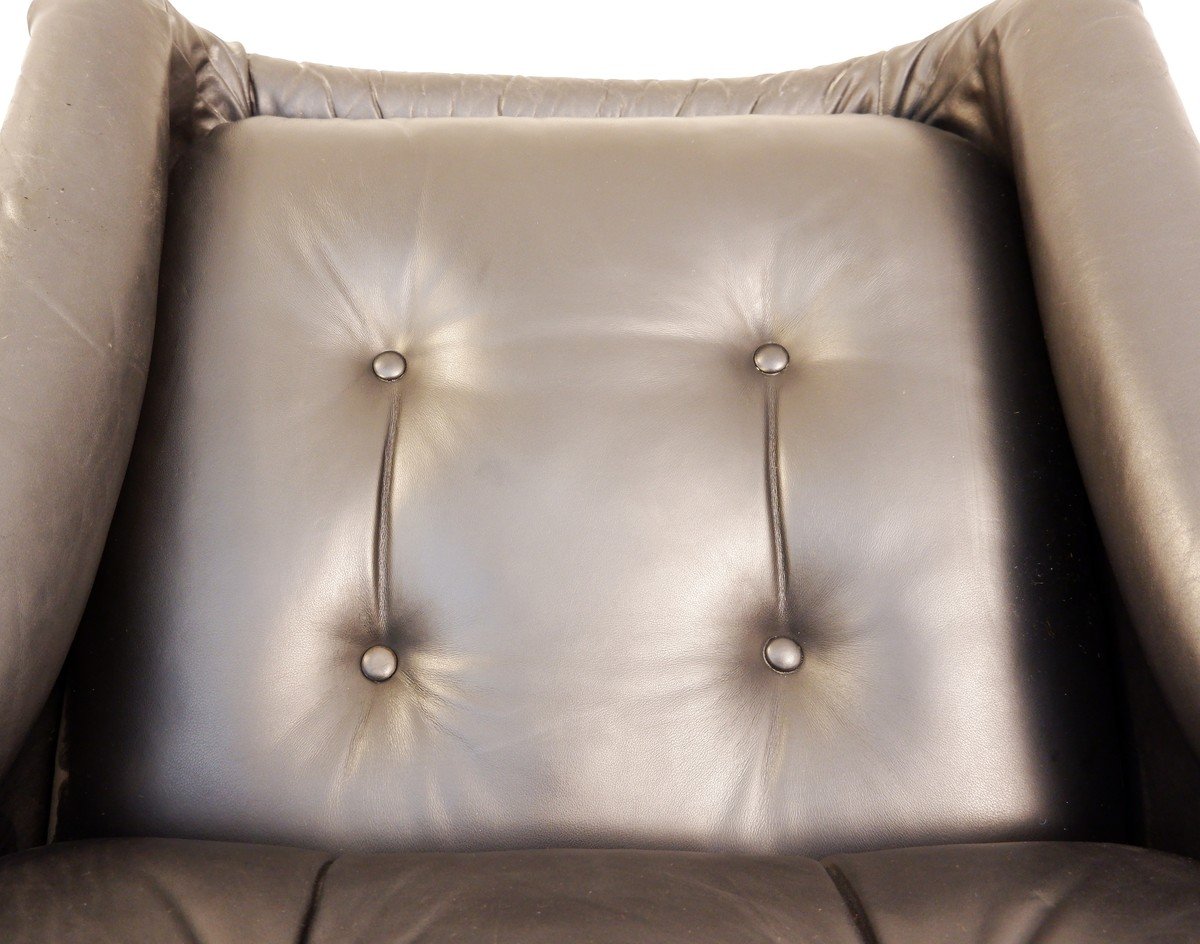 Sillón y otomana de cuero negro, años 70. Juego de 2 en venta en Pamono