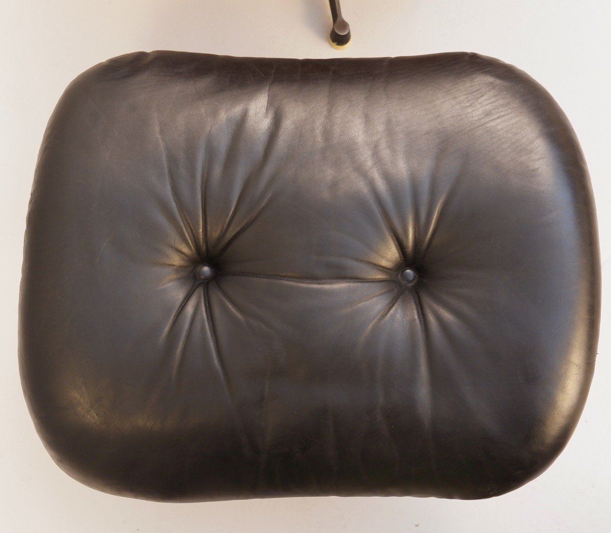 Sillón y otomana de cuero negro, años 70. Juego de 2 en venta en Pamono
