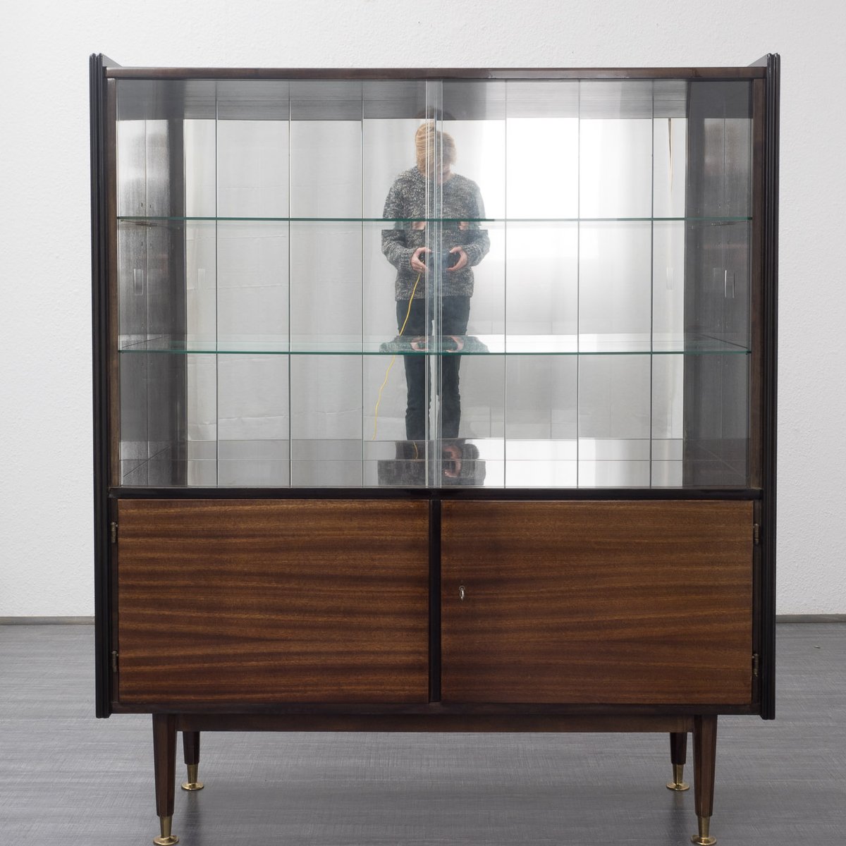 Hochglanz Mahagoni Schrank mit Glastüren bei Pamono kaufen