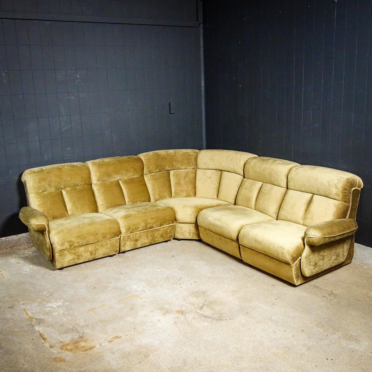 TRDST vintage velvet modular corner sofa in yellow IA823491