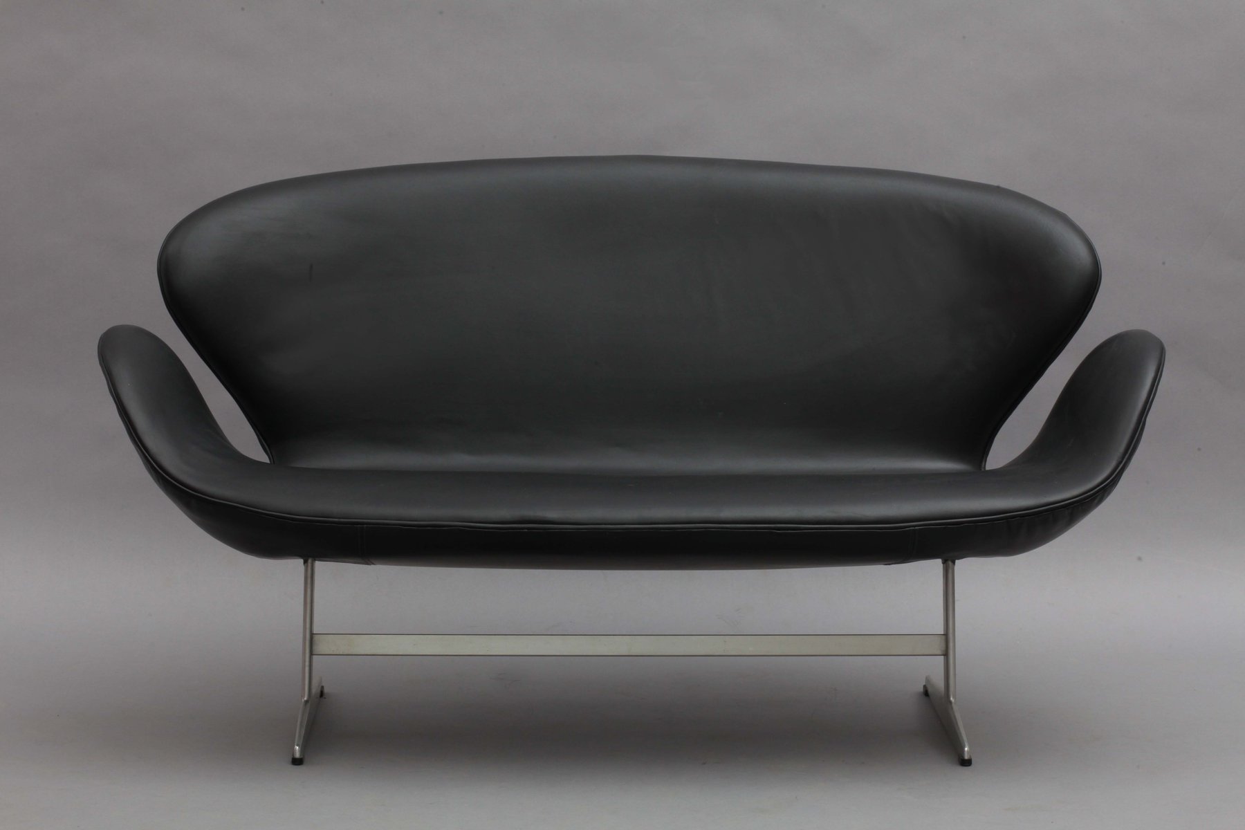 arne jacobsen couch