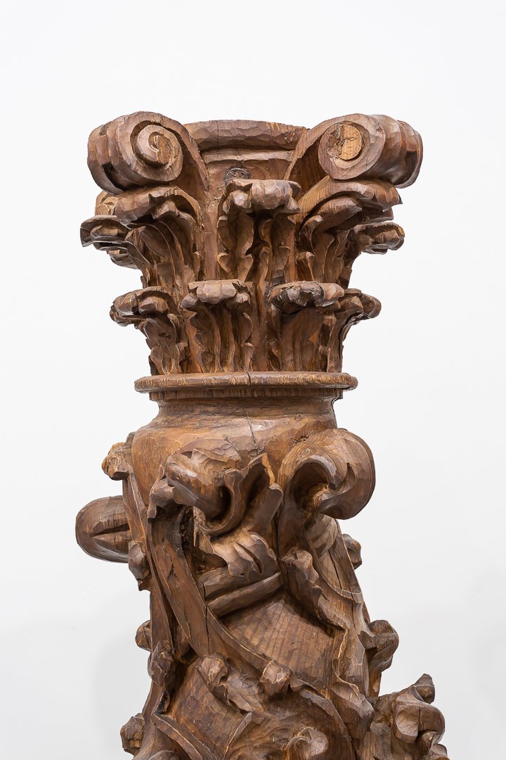 Colonne décorative de style grec antique, pilier de Méduse