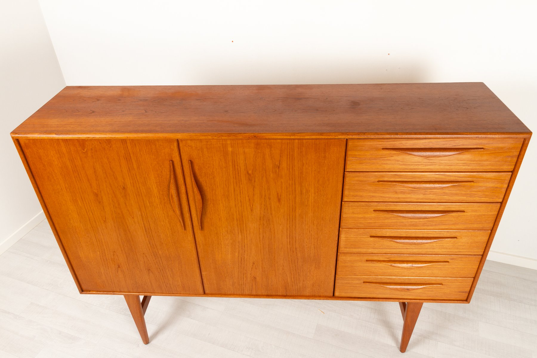 Credenza alta vintage in teak con 6 cassetti, Danimarca, anni '60 in vendita su Pamono