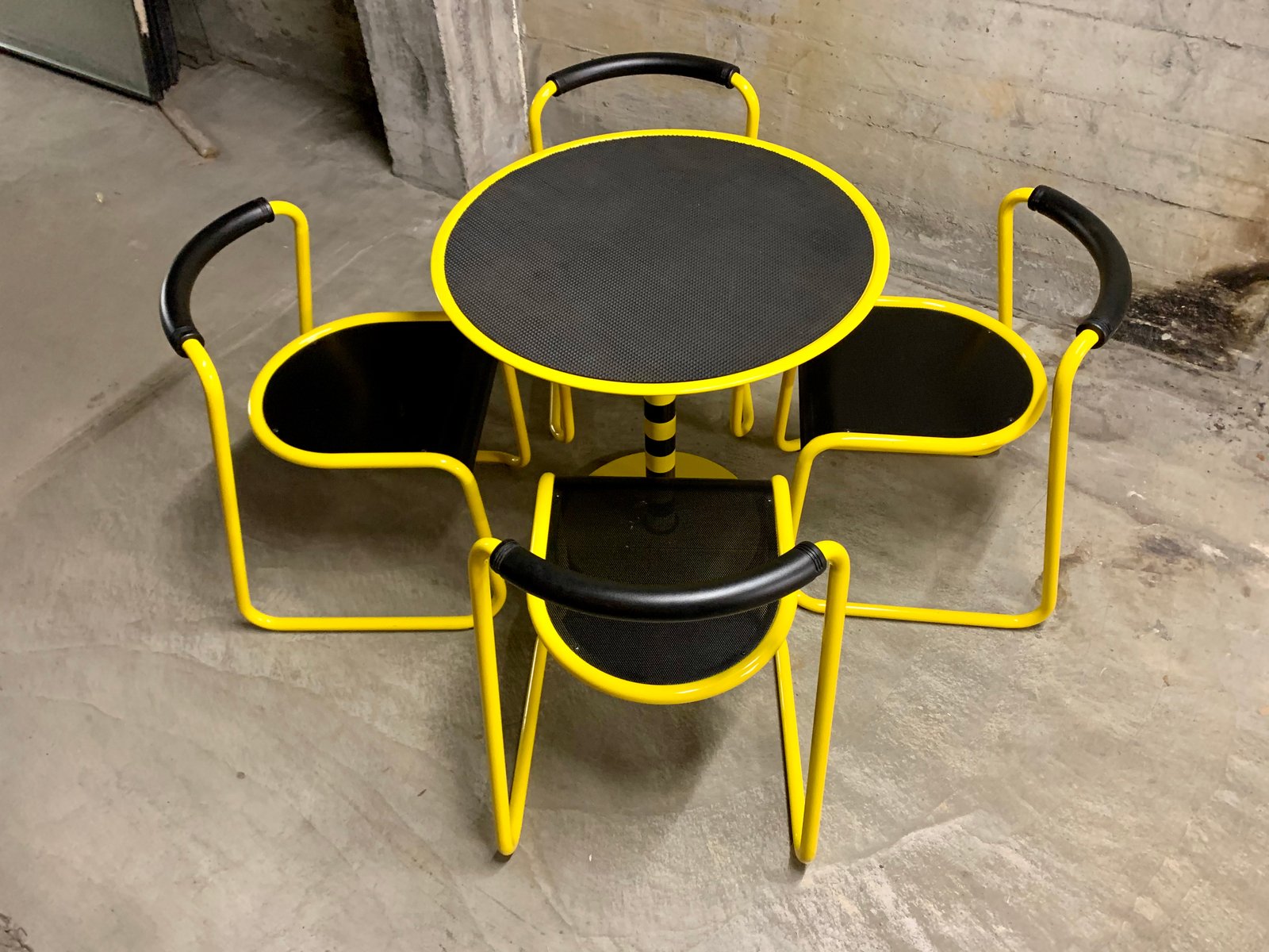 milano garden table and chairs