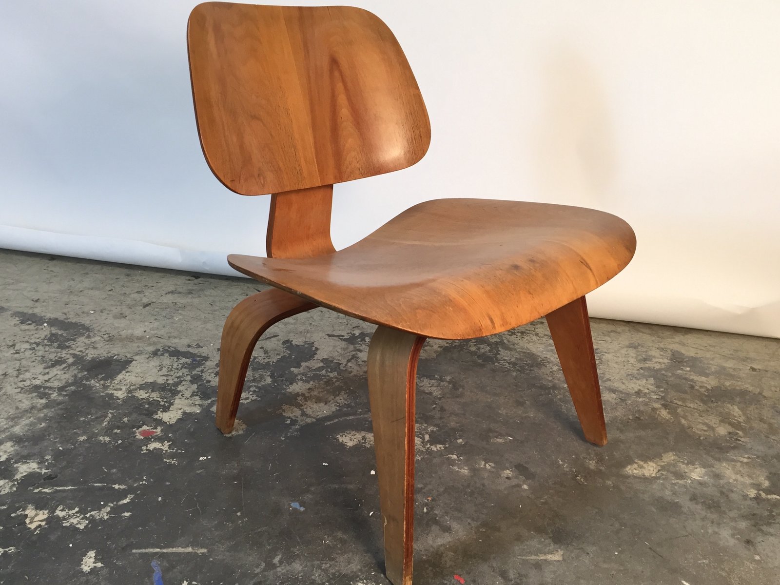 Silla Lcw De Contrachapado De Charles Ray Eames Para Evans Products 1946 En Venta En Pamono