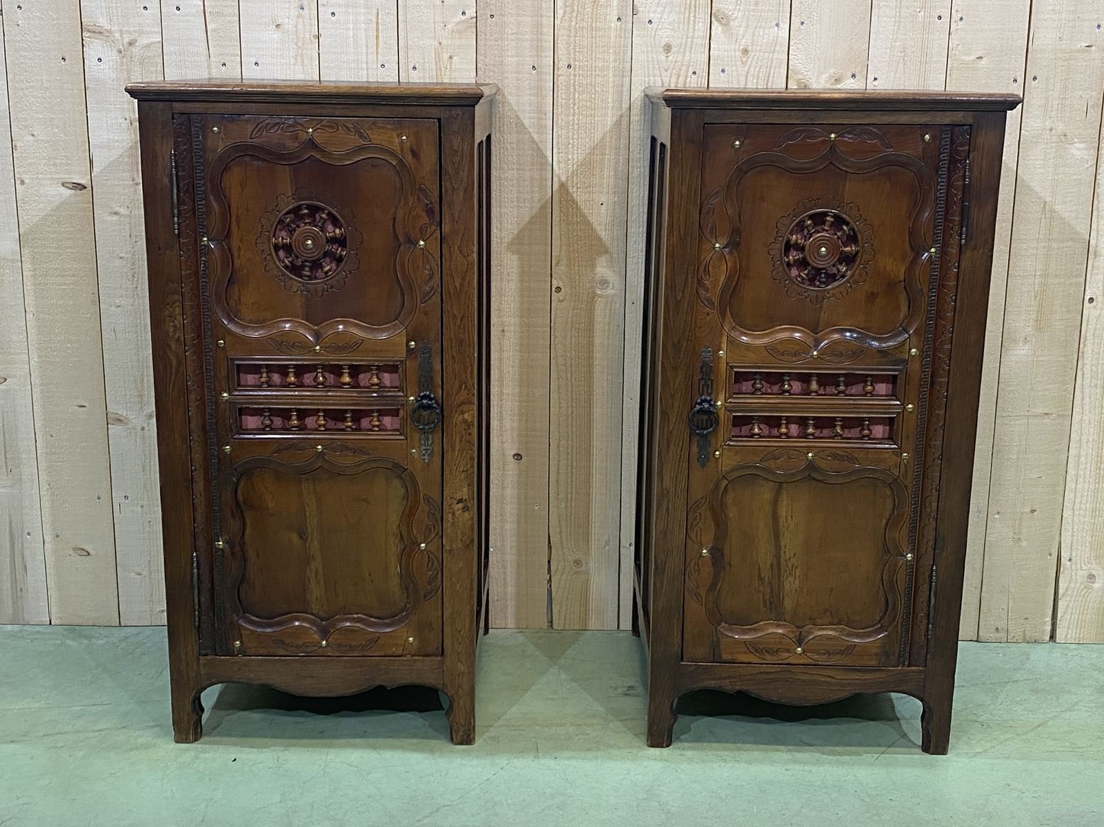 Armarios de roble y madera de cerezo, años 50. Juego de 2 en venta en