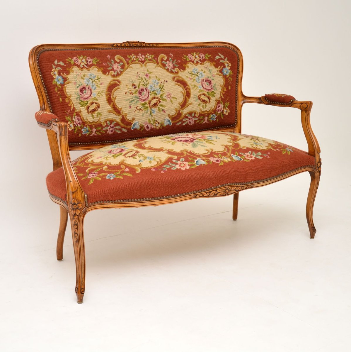 Antikes Französisches 2-Sitzer Needlepoint Sofa bei Pamono kaufen