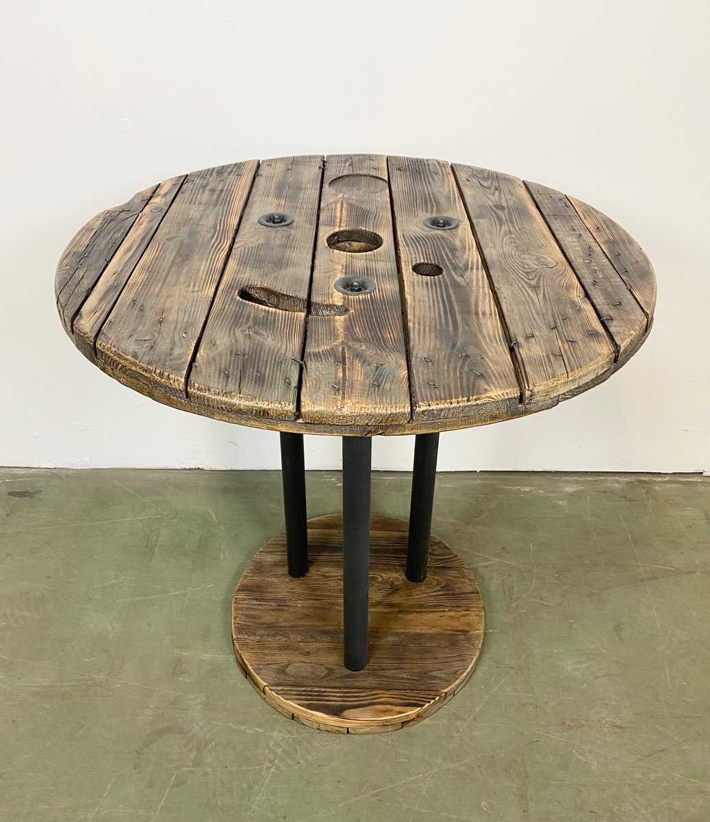 Round Industrial Coffee Table / Round Industrial Coffee Table Posteak Furniture Indonesia / An industrial coffee table can help create a modern, yet warm living space as it adds more function and storage to a living room or family room.