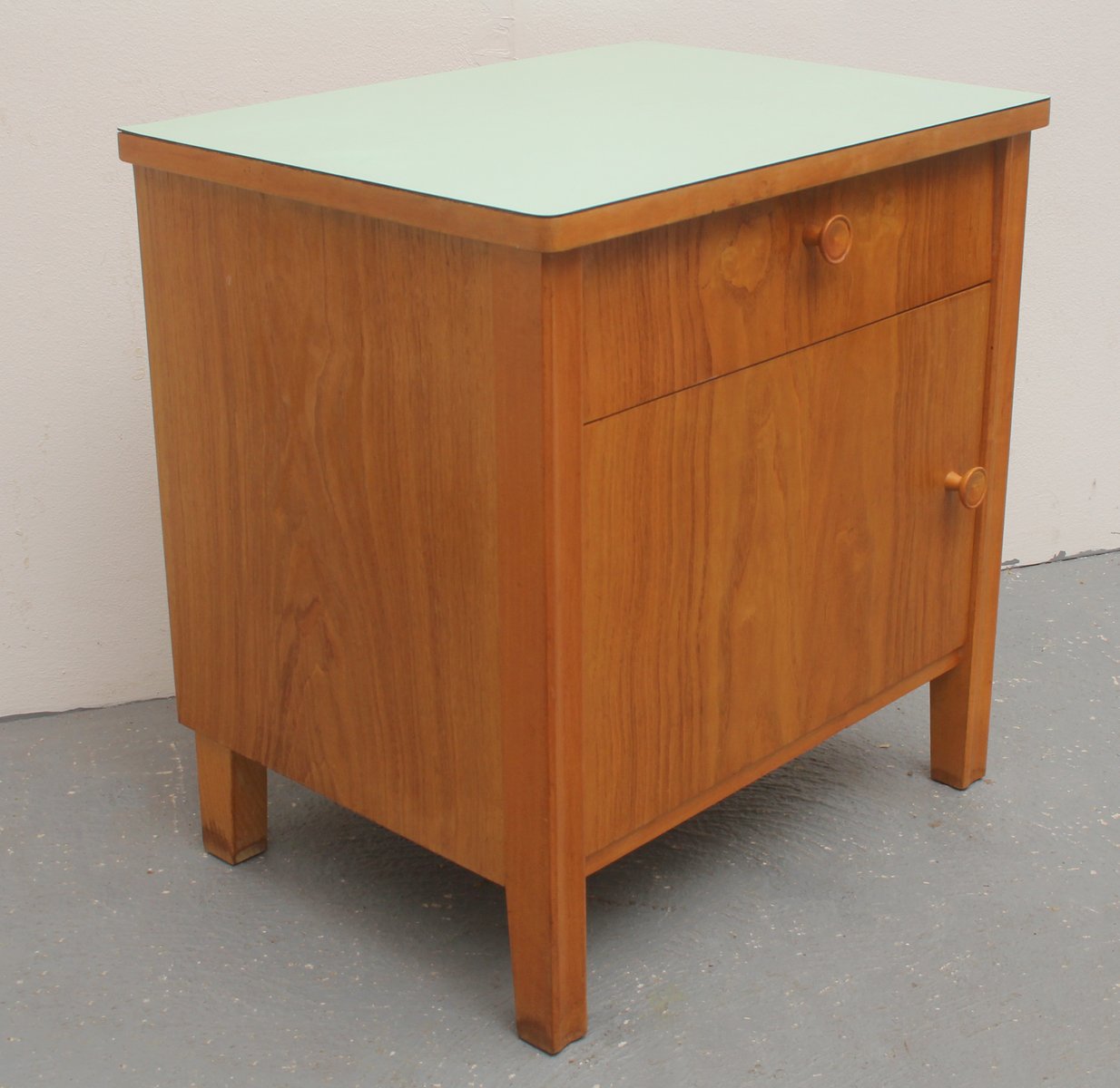 Nachttisch Aus Eschenholz Mit Minz Formica Tischplatte 1950er Bei Pamono Kaufen