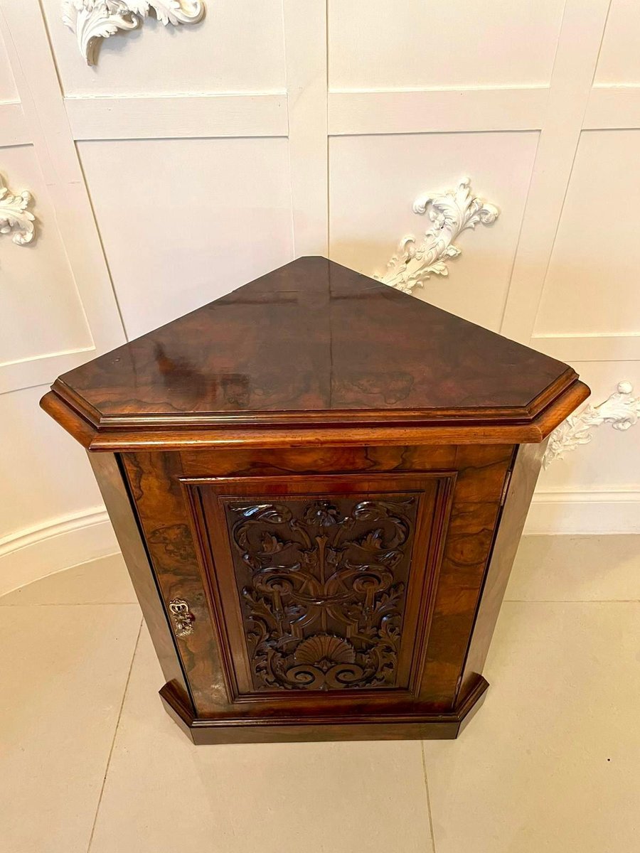 Viktorianischer Eckschrank aus geschnitztem Walnuss, 19. Jh bei Pamono