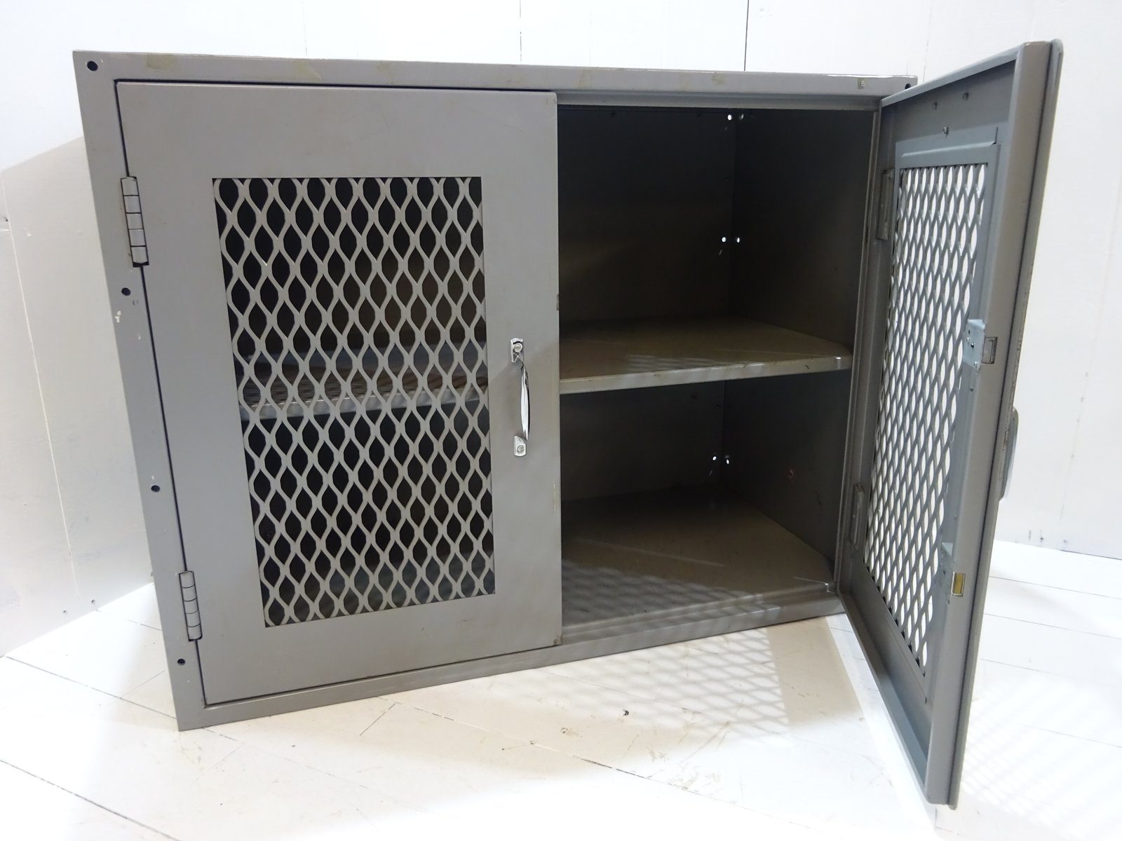 Mid Century Schrank Von Barclays Bank Fur Barclays Bank 1970er Bei Pamono Kaufen