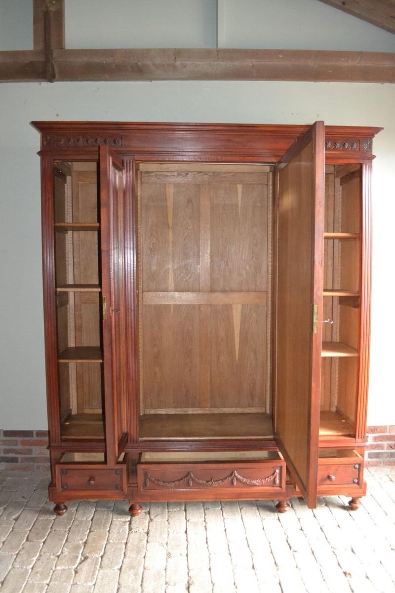 Großer antiker Kleiderschrank aus Mahagoni bei Pamono kaufen