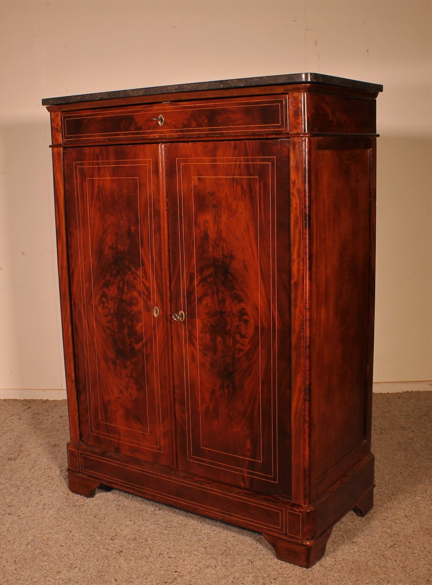 Kleiner zweitüriger Kleiderschrank aus Mahagoni mit Marmorplatte, 19