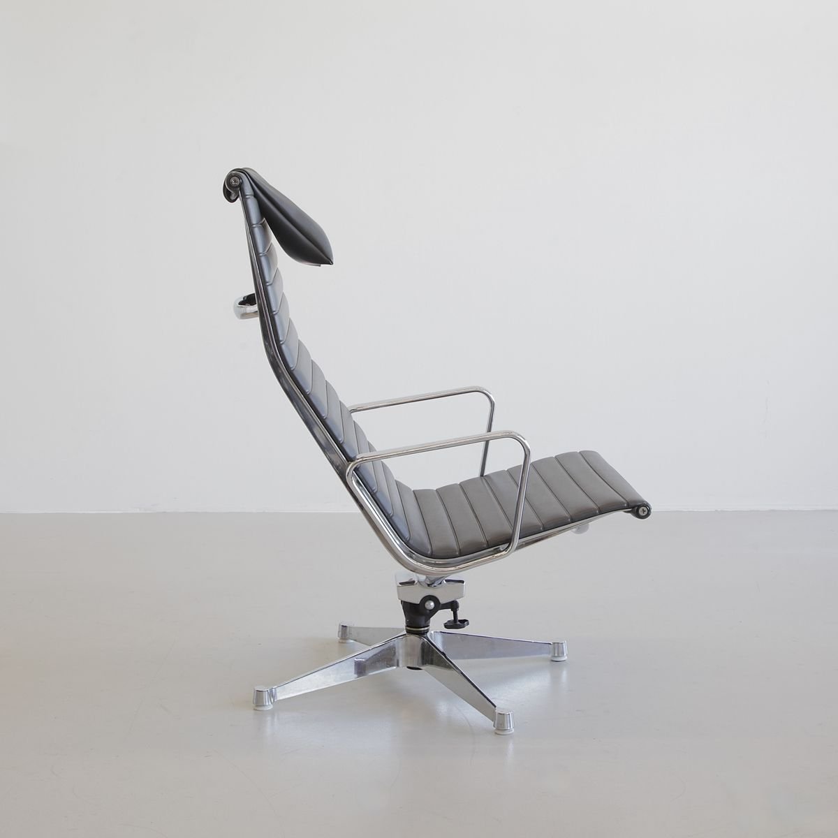 상단노출 vintage aluminium ea124 swivel chair by charles ray eames for herman miller INL-903471