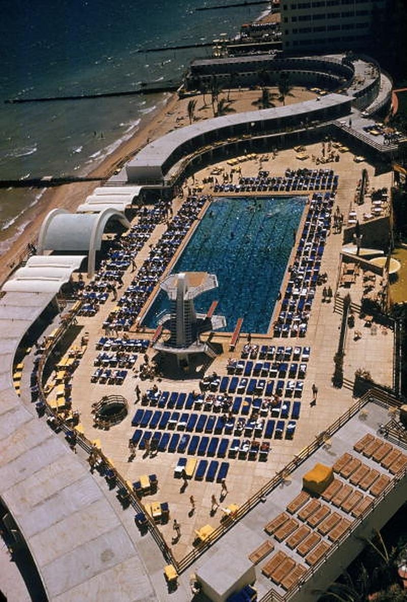 Ariel Pool, Miami, Slim Aarons, 20th Century, Photograph for sale at Pamono