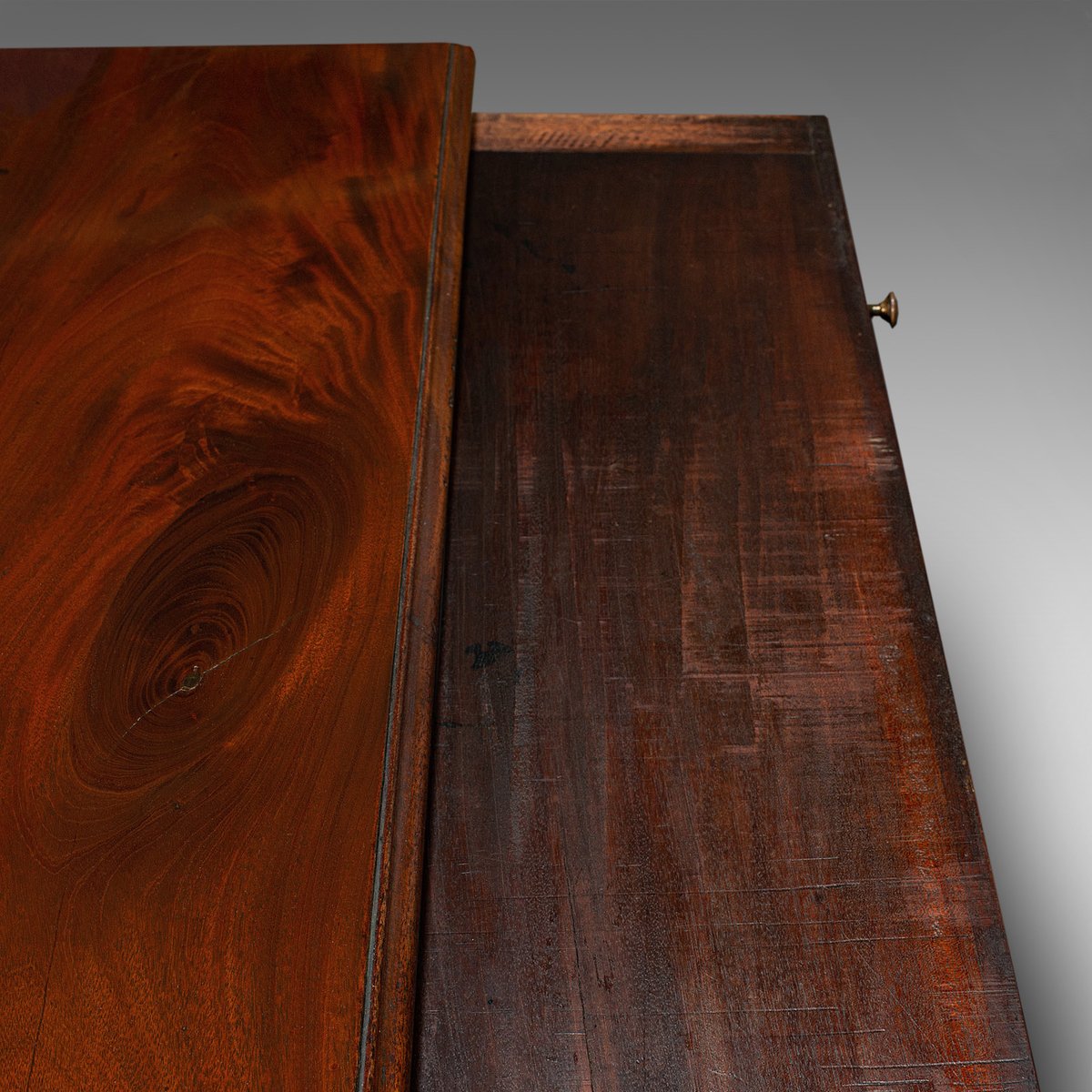 Antike englische georgische Bachelor Kommode aus Flammen-Mahagoni