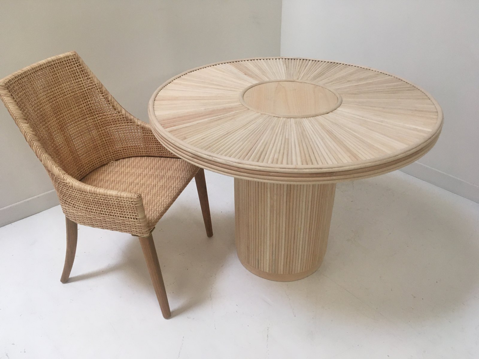 Runder MidCentury Holz & Rattan Esstisch mit Einlegearbeiten bei