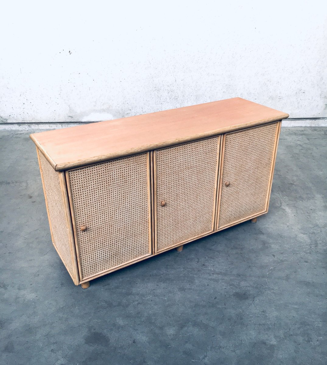 Mueble de salón, alacena o aparador italiano de ratán, años 70 en venta