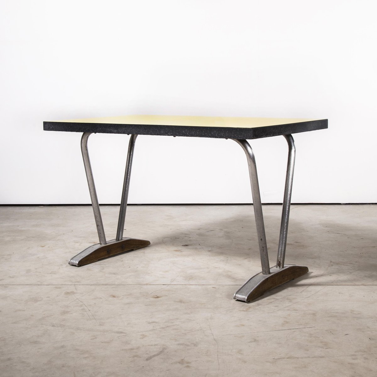Franzosischer Rechteckiger Modell 779 2 Esstisch In Gelb Mit Aluminium Gestell 1960er Bei Pamono Kaufen