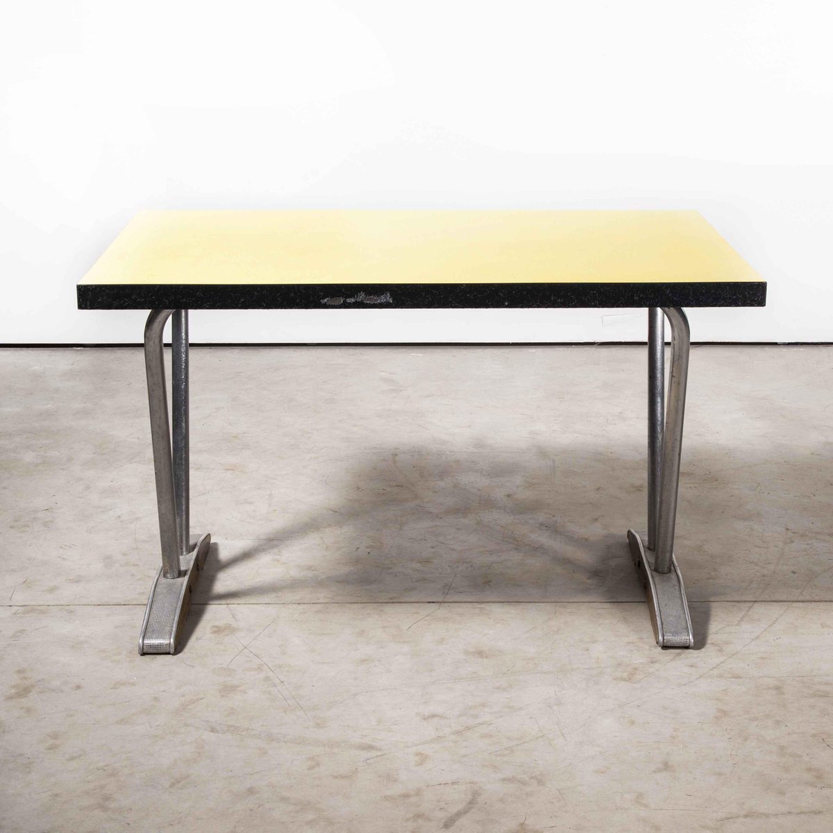 Franzosischer Rechteckiger Gelber Laminat Modell 779 1 Esstisch Mit Aluminium Gestell 1960er Bei Pamono Kaufen