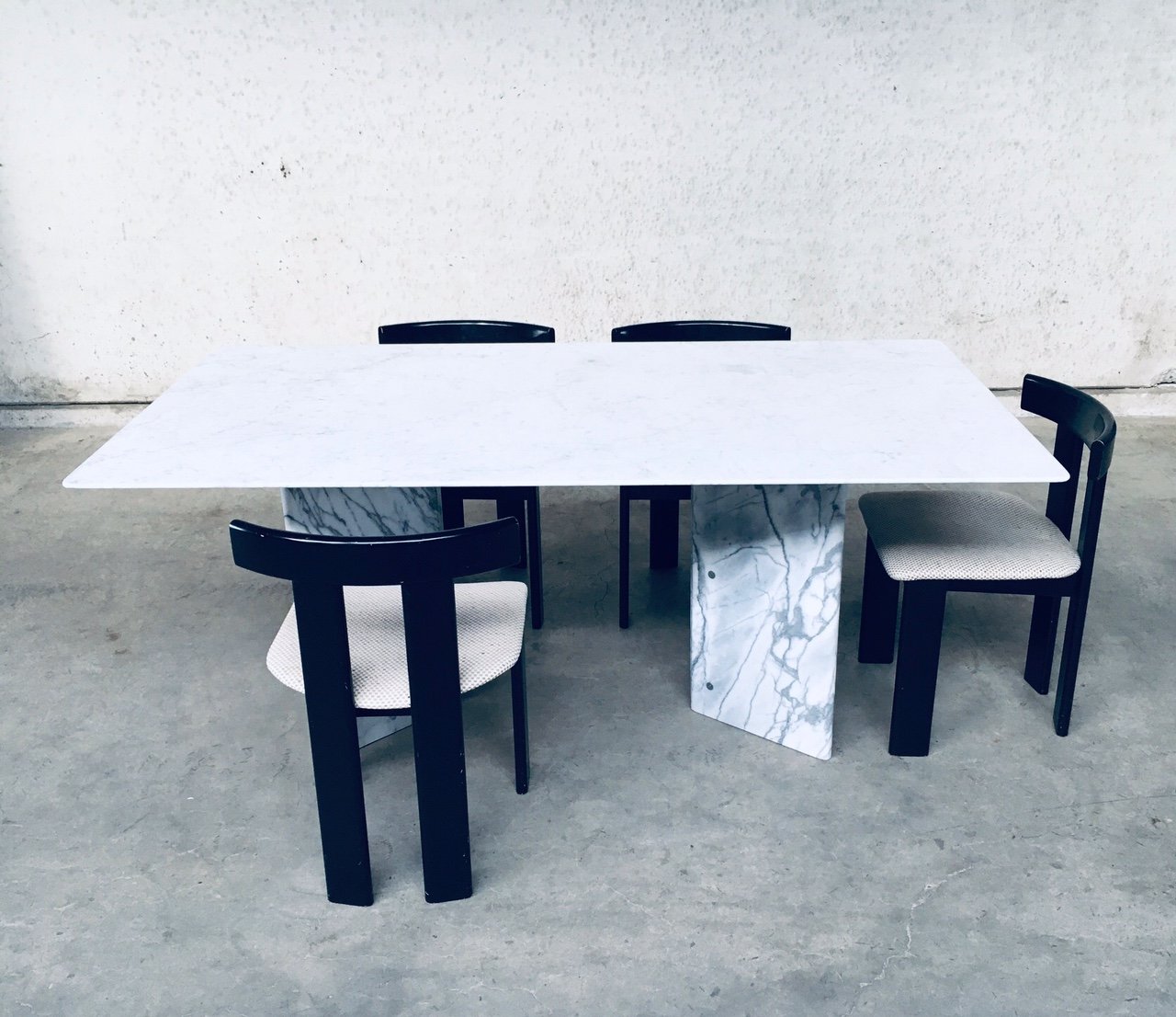 Postmodern Italian Carrara Marble Dining Table, 1970s for sale at Pamono
