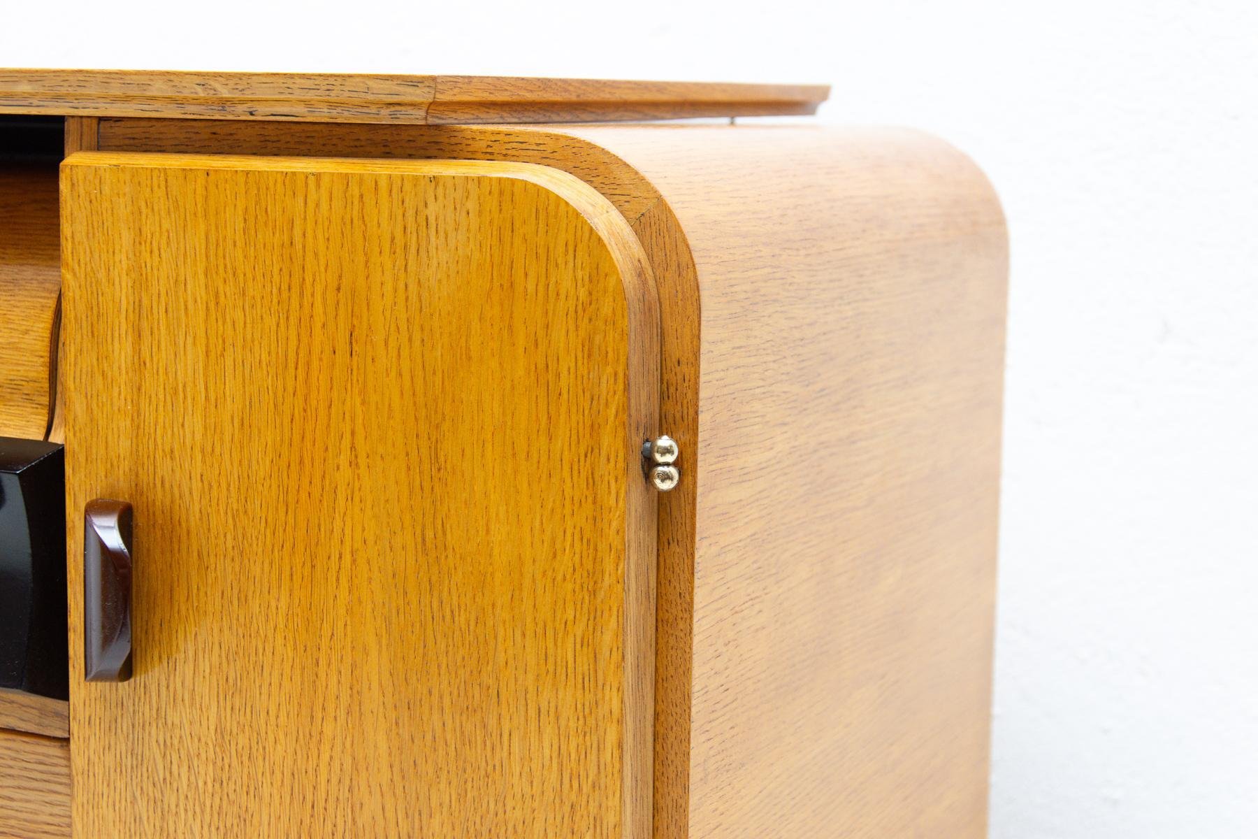 Mueble Mid-Century con gramófono incorporado de Jindřich Halabala para