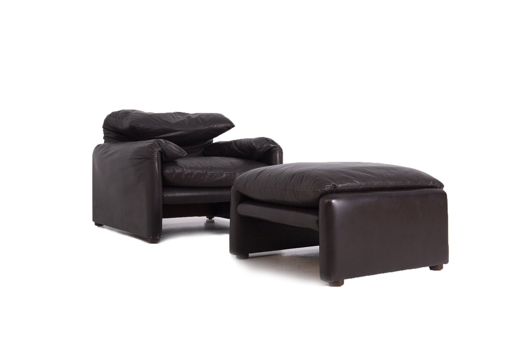 Sessel und Ottomane aus Leder von Vico Magistretti für Cassina bei