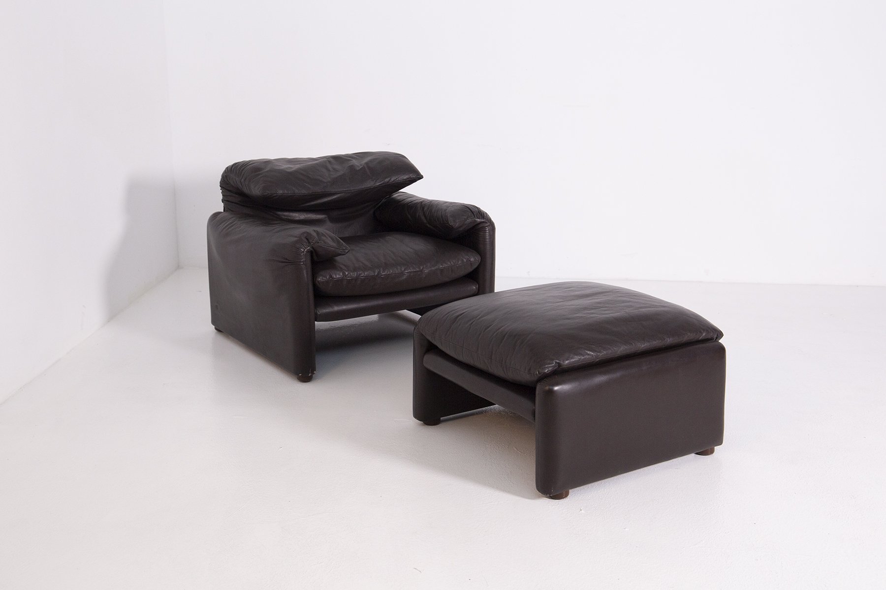 Sessel und Ottomane aus Leder von Vico Magistretti für Cassina bei