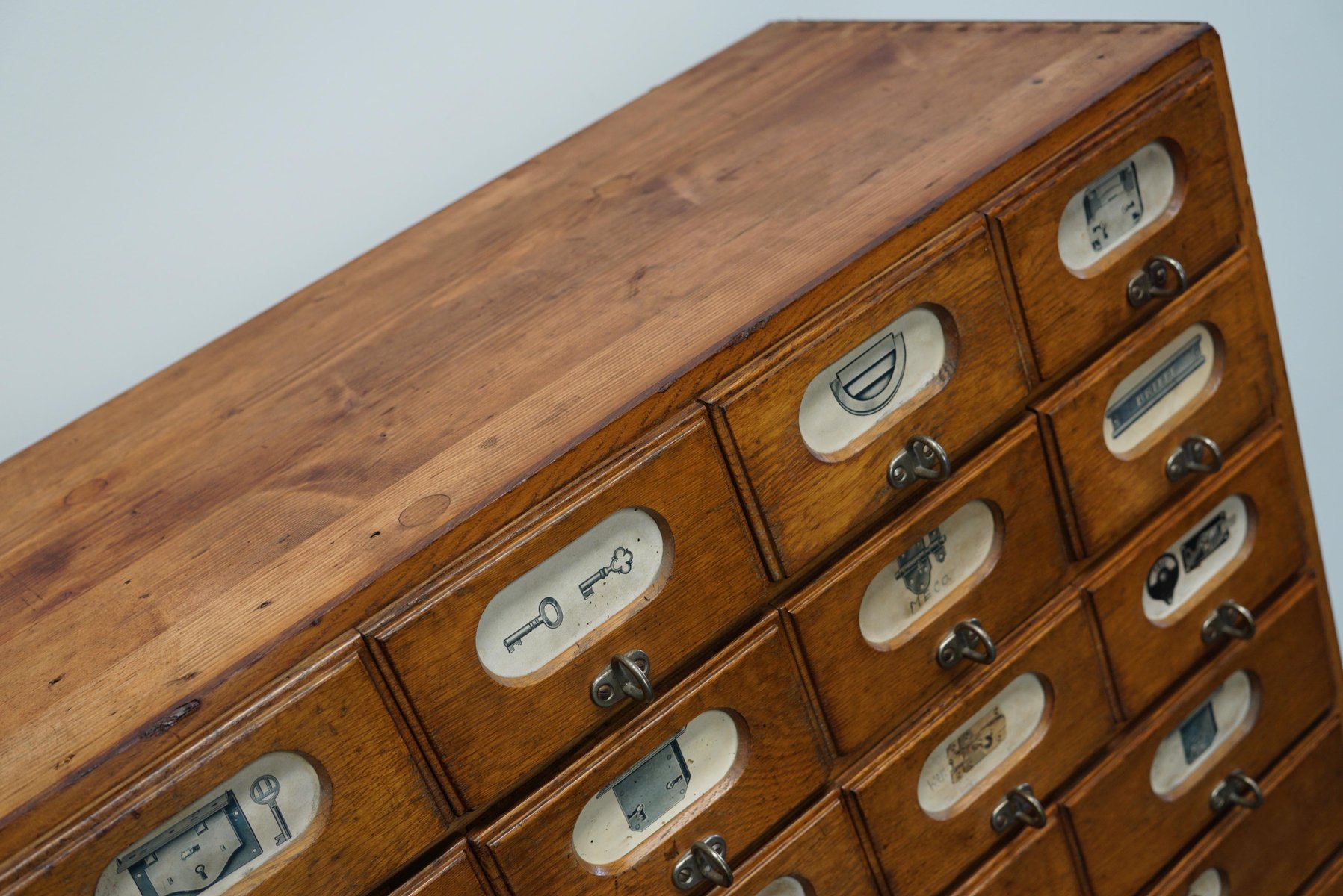 Industrieller Deutscher Apothekerschrank aus Eiche & Kiefer, Mitte des