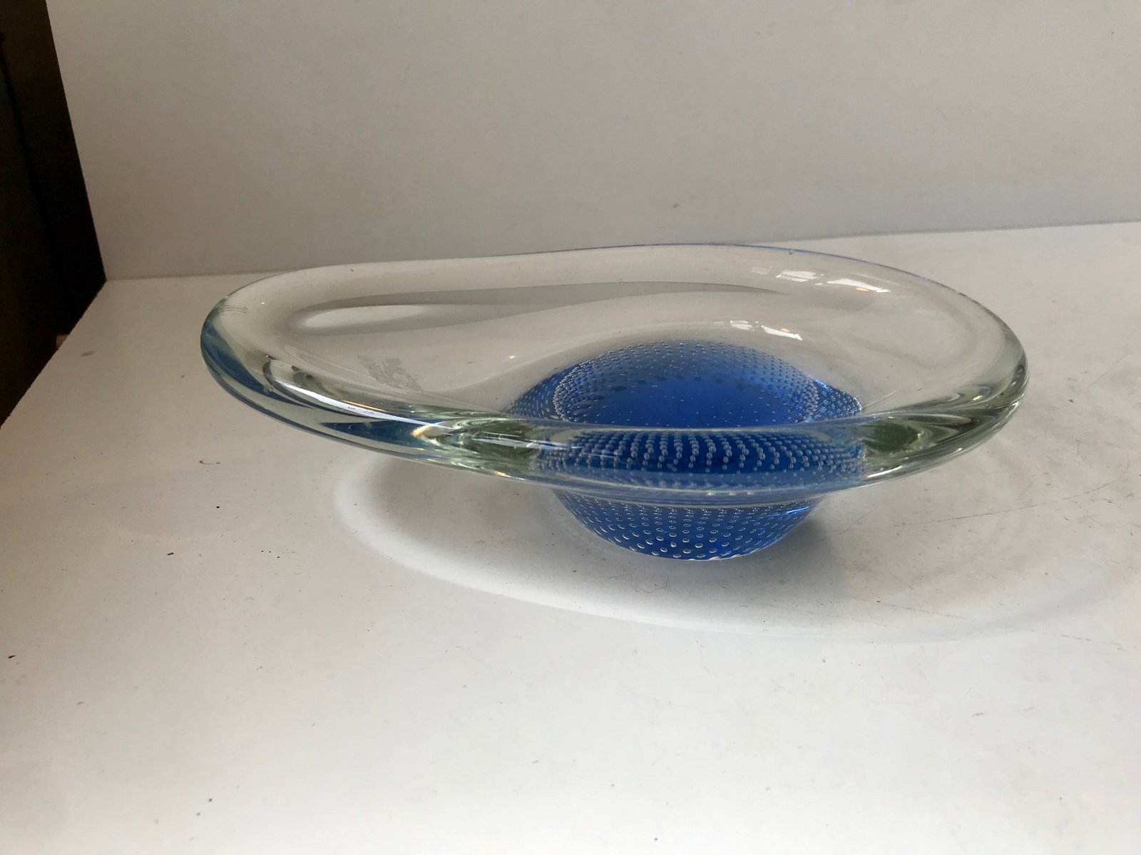Blue Kosta Boda Glass Dish by Vicke Lindstrand, 1960 bei Pamono kaufen