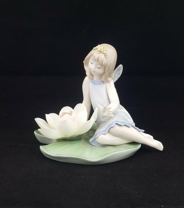 Model 6645 Lladro Figurine Lilypad Love Angel for sale at Pamono