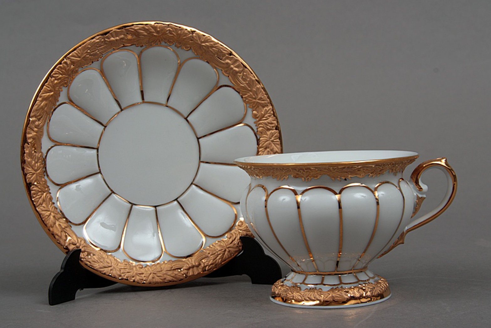 Meissen Porcelain Cup and Saucer with Golden Pattern for sale at Pamono