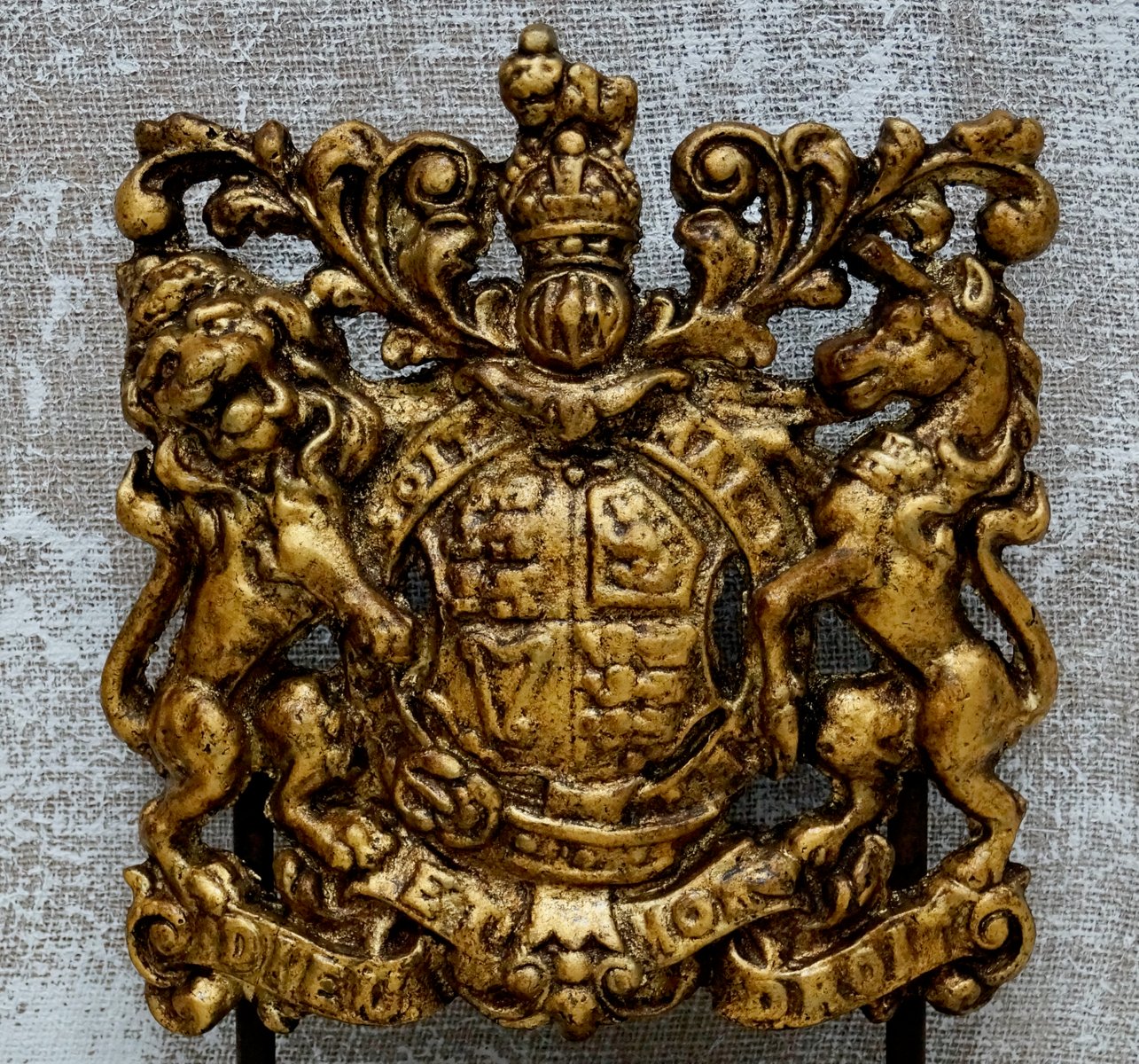 Victorian Cast Iron Royal Coat of Arms on Stand for sale at Pamono