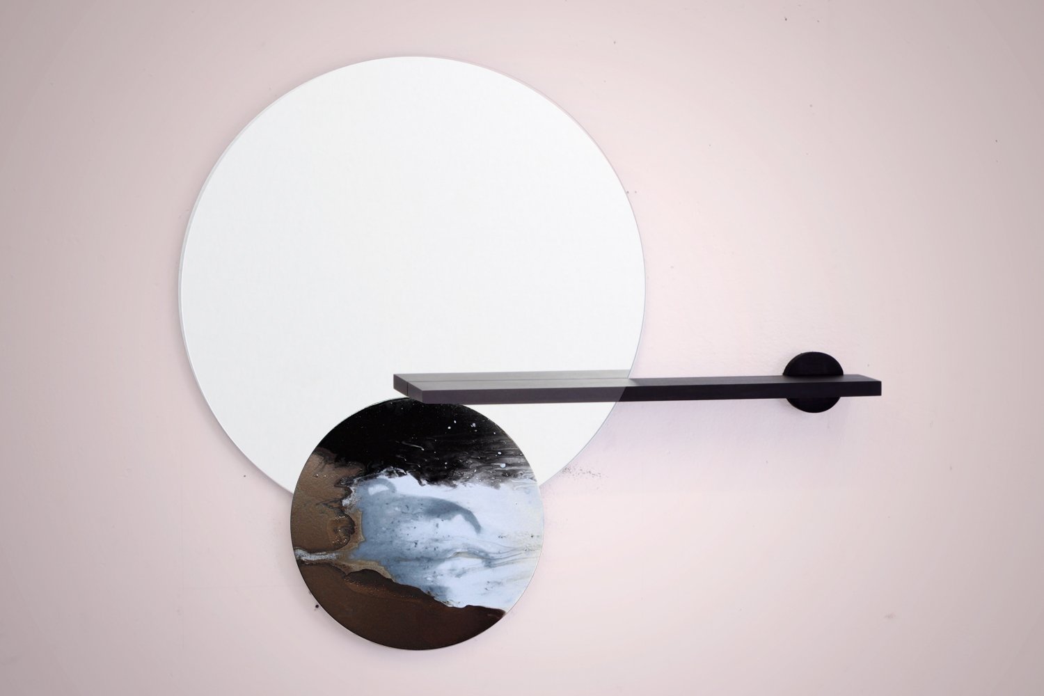 Espejo de pared Balance-Mirror No. 07 con estante de Elisa Strozyk en