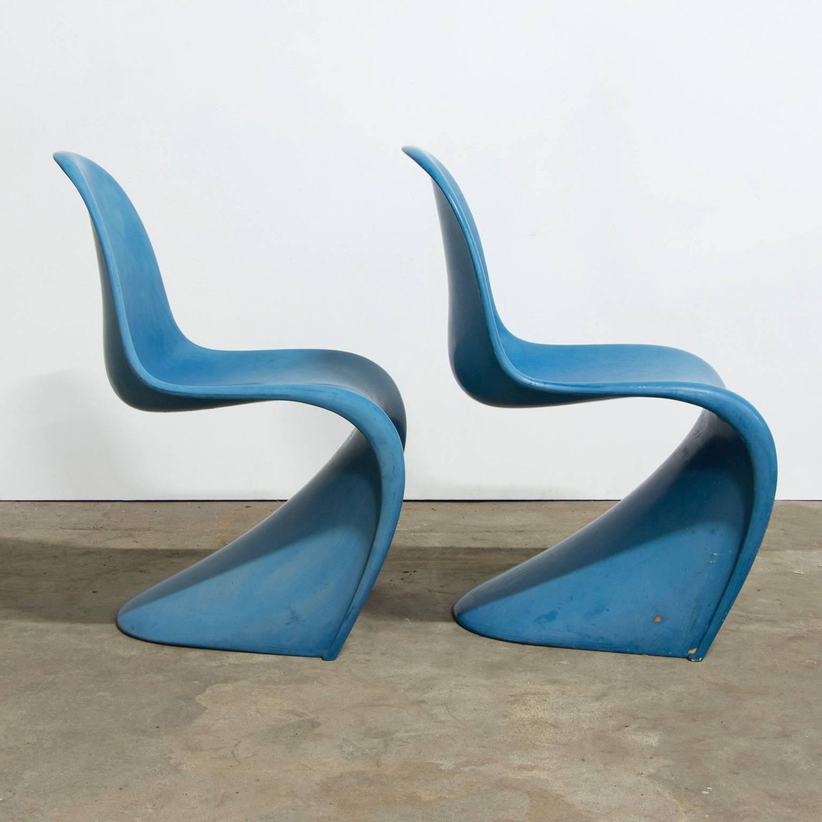 Blauer stapelbarer Stuhl der Erstauflage von Verner Panton ...