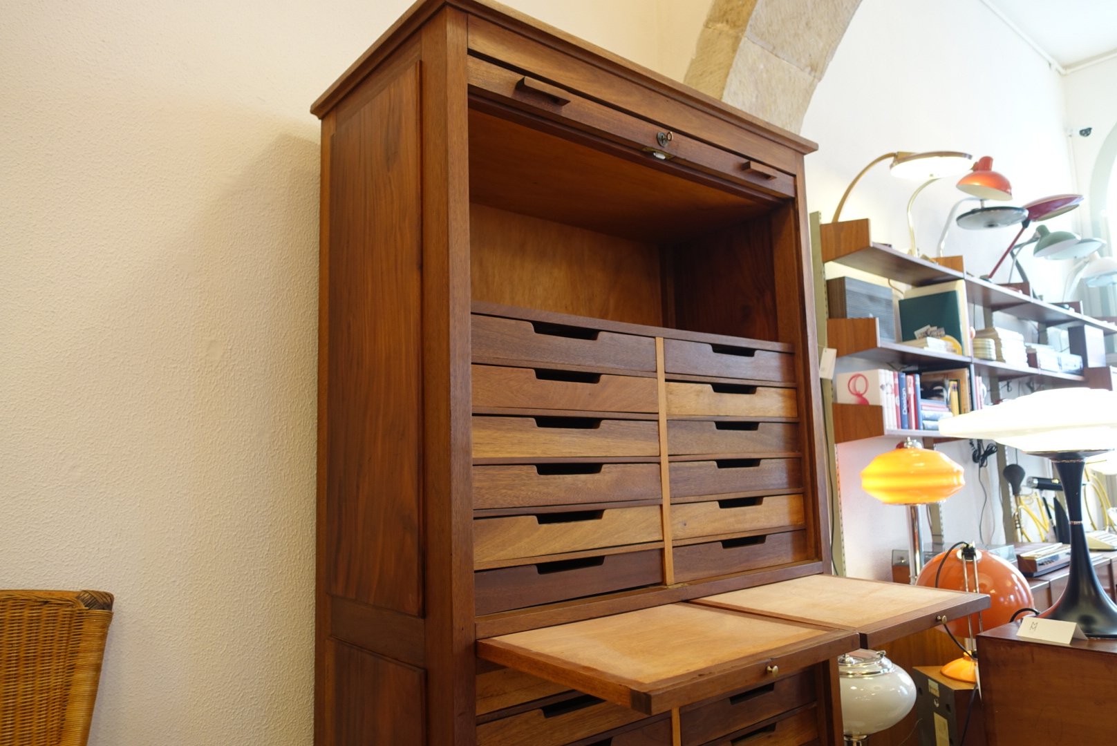 Industrieller Aktenschrank aus portugiesischem Nussholz mit Rolltür von