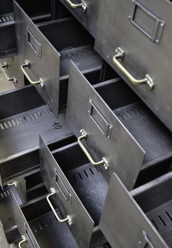 Industrieschrank aus Metall, 20 Fächer bei Pamono kaufen