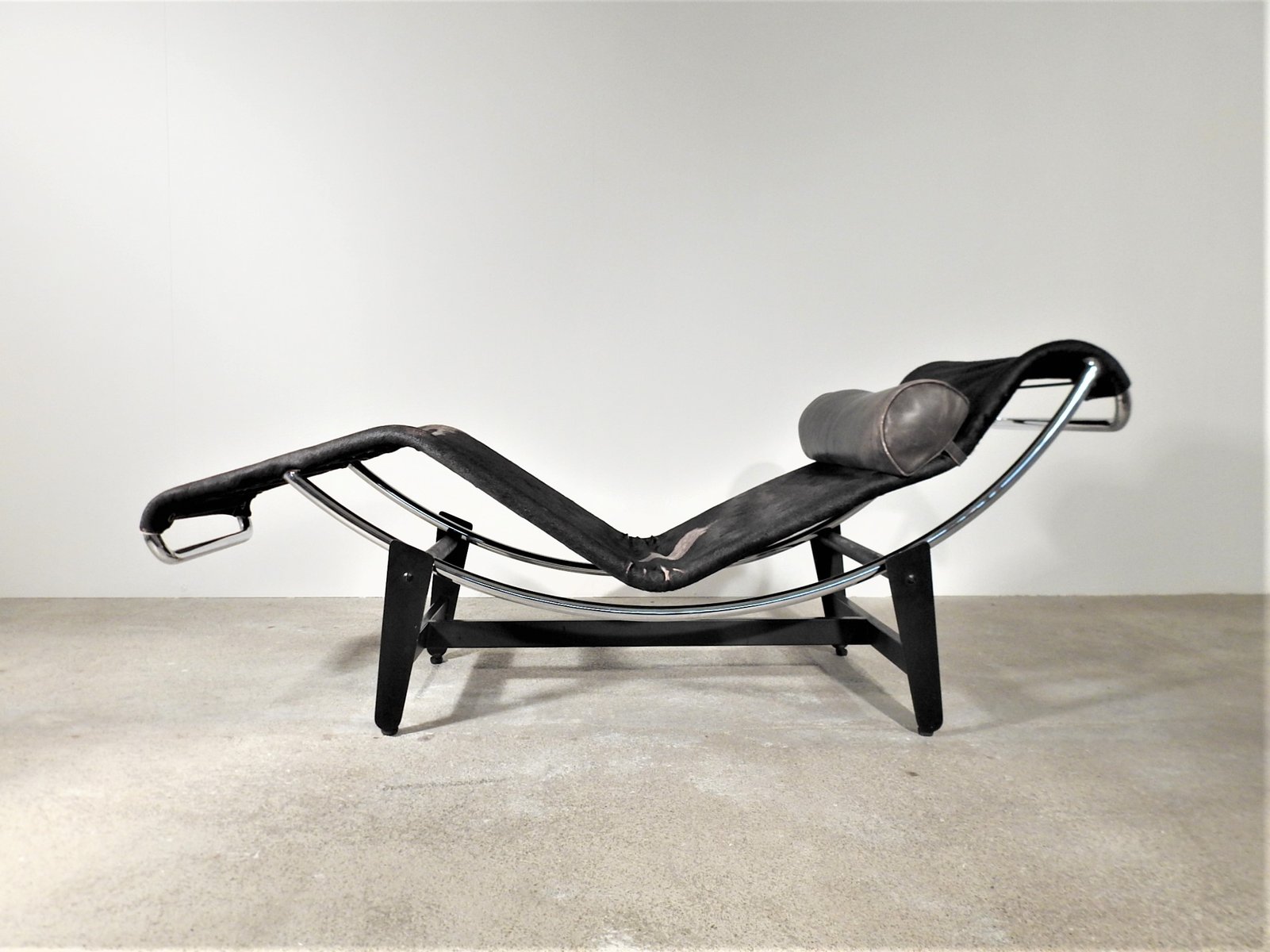 Chaise longue LC4/B306 di Charlotte Perriand & Pierre Jeanneret per